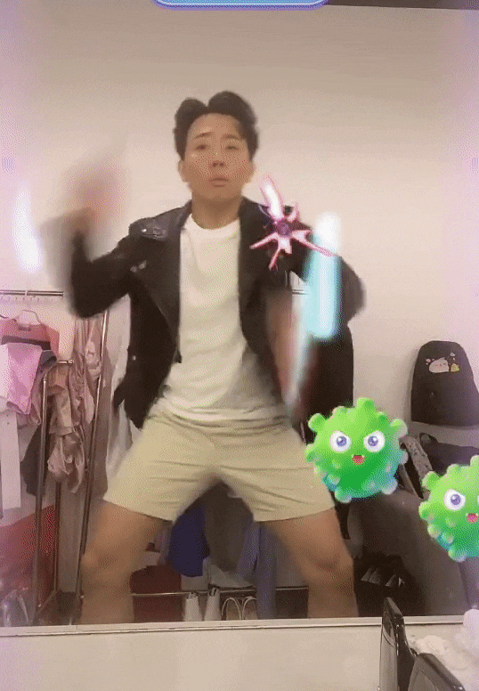 Trấn Thành nhảy múa kiểu gì mà để cắm đầu vào cả màn hình điện thoại thế kia?-1