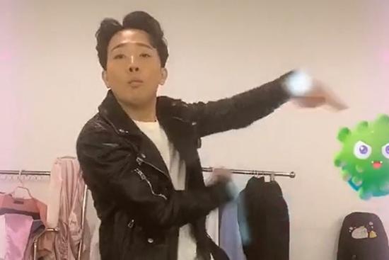 Trấn Thành nhảy múa kiểu gì mà để 'cắm đầu' vào cả màn hình điện thoại thế kia?