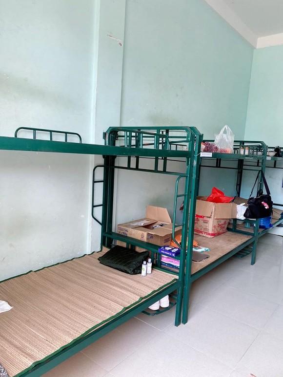 Bà xã Đăng Khôi kể về cuộc sống ở khu cách ly: Cơm ăn ba bữa, quần áo mặc cả ngày-6