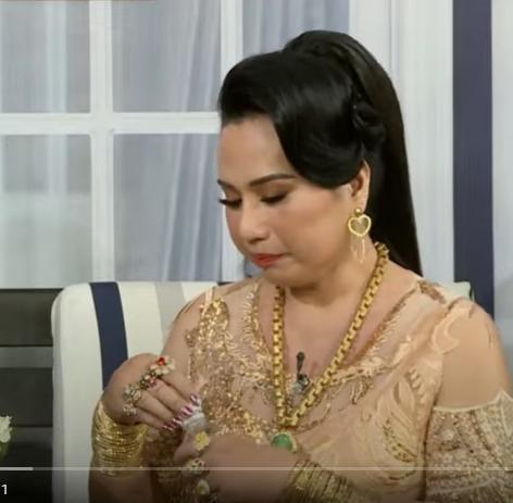 Xôn xao hình ảnh cô Minh Hiếu chuyển giới đeo 20 cây vàng kín người khi tham gia talk show-3