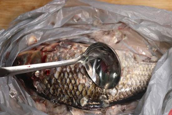 Đánh vảy cá đừng chỉ dùng dao, thêm một dụng cụ trong nhà sẽ nhanh, sạch không sợ đứt tay