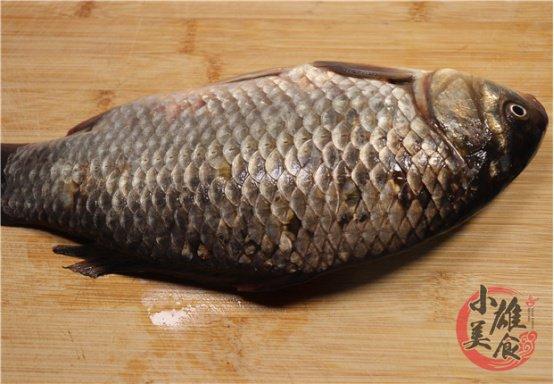 Đánh vảy cá đừng chỉ dùng dao, thêm một dụng cụ trong nhà sẽ nhanh, sạch không sợ đứt tay-1