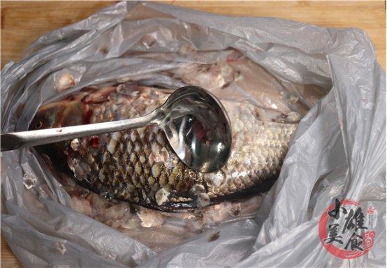 Đánh vảy cá đừng chỉ dùng dao, thêm một dụng cụ trong nhà sẽ nhanh, sạch không sợ đứt tay-2