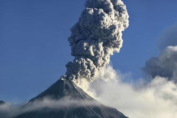 Ngọn núi lửa dựng đứng quanh năm tỏa khói nghi ngút-1