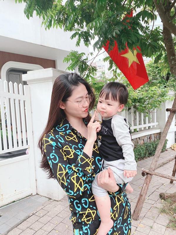 Đẳng cấp như Á hậu bị ghét nhất Vbiz: Đi chơi đeo túi Hermes, ở nhà chăm con mặc Gucci-1