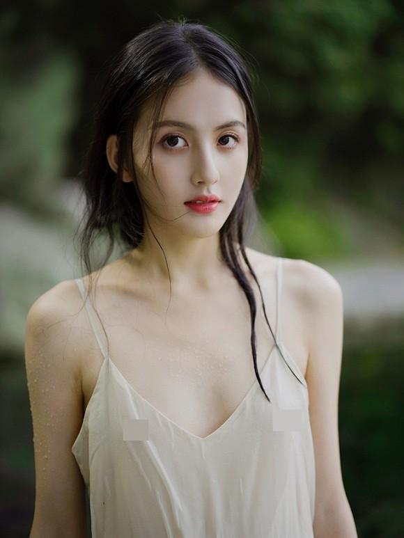 Gây sốc khi thả rông vòng 1 tắm bên bờ suối, cô gái xinh đẹp làm người xem lùng bằng được info-3