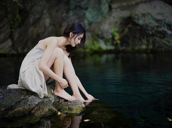 Gây sốc khi thả rông vòng 1 tắm bên bờ suối, cô gái xinh đẹp làm người xem lùng bằng được info-5