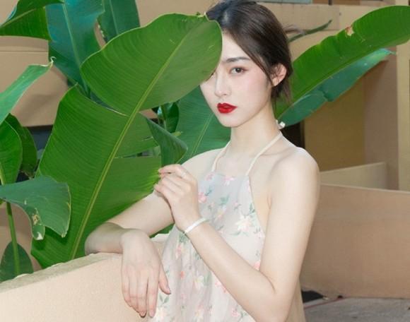 Gây sốc khi thả rông vòng 1 tắm bên bờ suối, cô gái xinh đẹp làm người xem lùng bằng được info-6