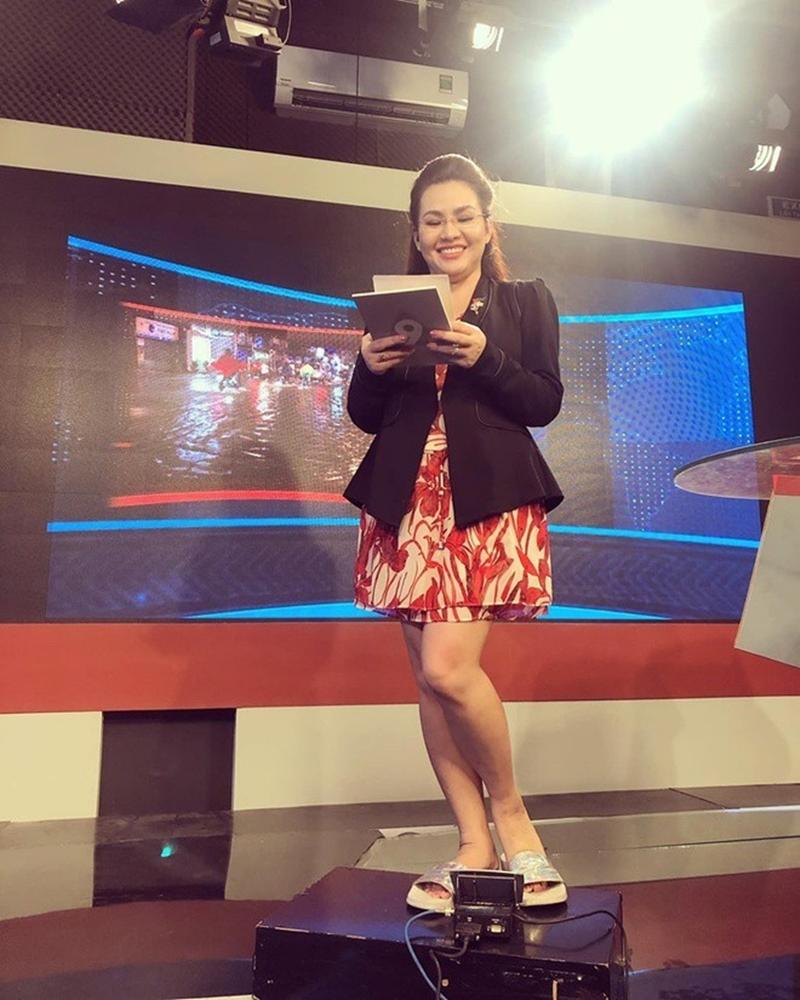 Thời trang trên tươm tất, dưới xuề xoà của các BTV truyền hình-5