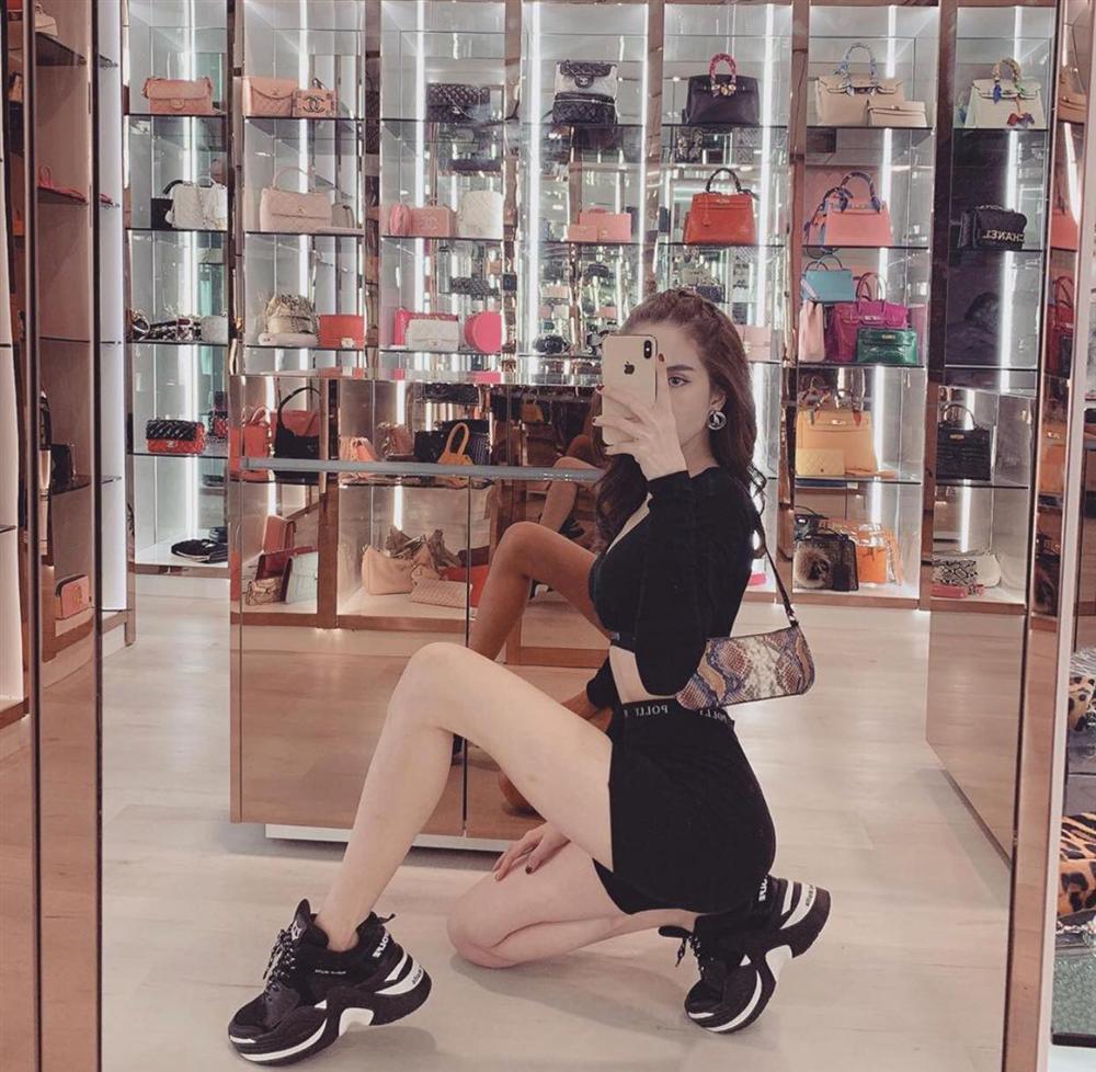 Vắng show chậu mùa dịch, Ngọc Trinh vẫn khoe thành quả mua sắm gây choáng: Sơ sơ cũng 40 đôi giày!-2