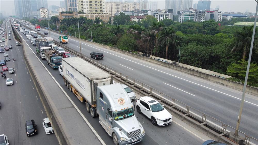 Hà Nội: Hình ảnh ô tô không lối thoát tại đường vành đai 3 trên cao-3