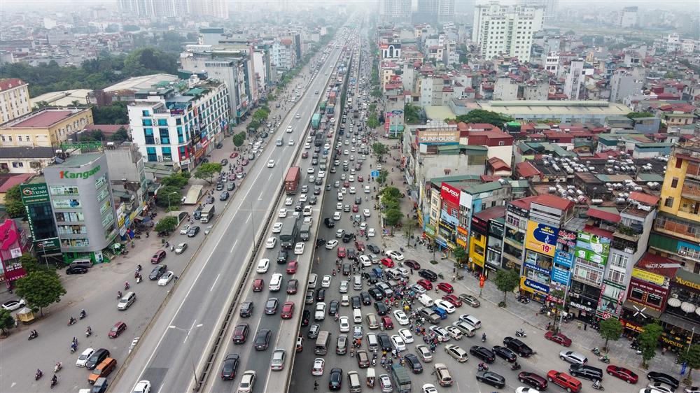 Hà Nội: Hình ảnh ô tô không lối thoát tại đường vành đai 3 trên cao-4