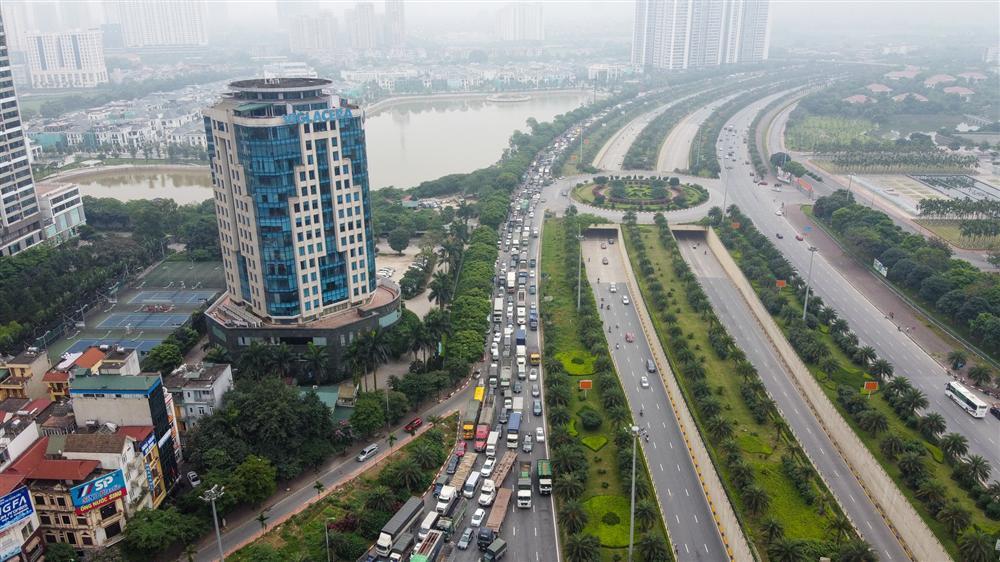 Hà Nội: Hình ảnh ô tô không lối thoát tại đường vành đai 3 trên cao-5