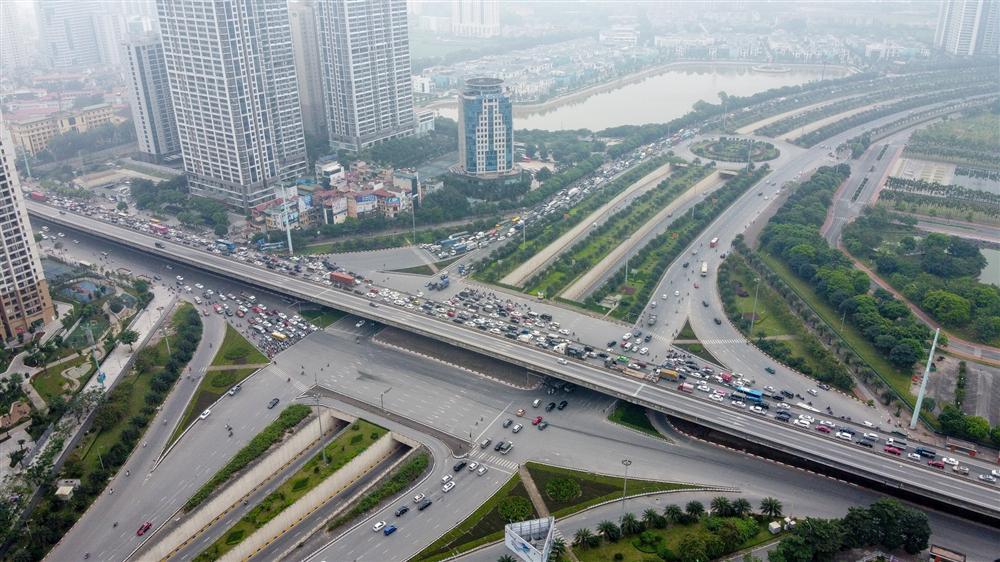 Hà Nội: Hình ảnh ô tô không lối thoát tại đường vành đai 3 trên cao-6