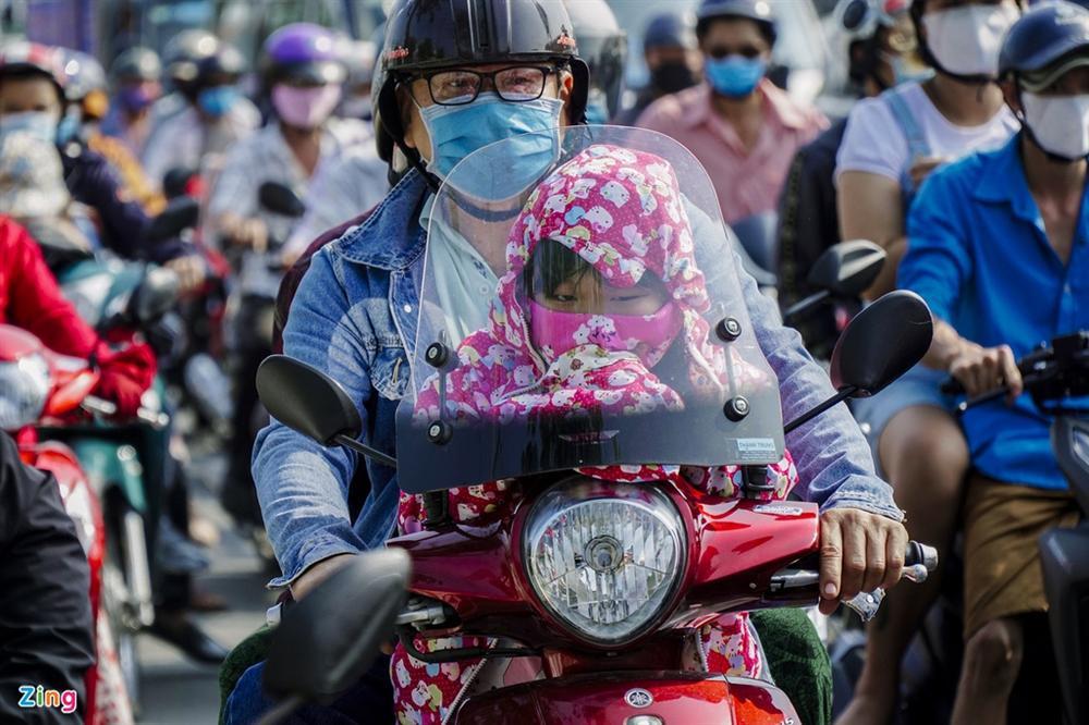 Ùn ứ kéo dài nhiều giờ ở cửa ngõ TP.HCM dịp 30/4-8