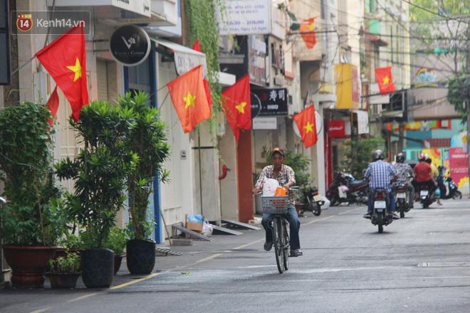 Ảnh: Ngắm một Sài Gòn yên bình trong sáng 30/4, mọi tuyến đường, góc phố phấp phới cờ hoa-10