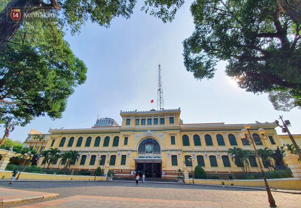 Ảnh: Ngắm một Sài Gòn yên bình trong sáng 30/4, mọi tuyến đường, góc phố phấp phới cờ hoa-5