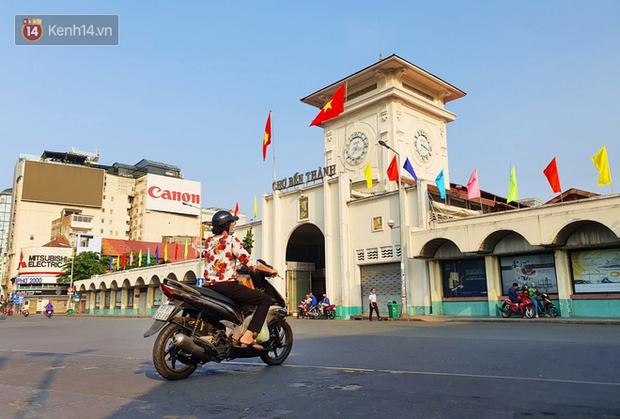 Ảnh: Ngắm một Sài Gòn yên bình trong sáng 30/4, mọi tuyến đường, góc phố phấp phới cờ hoa-7
