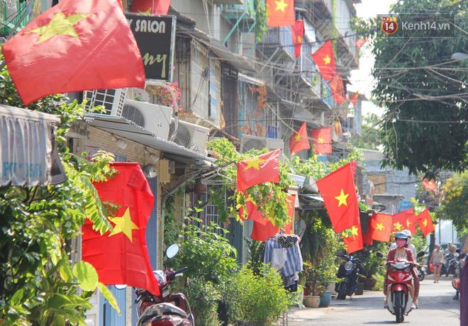 Ảnh: Ngắm một Sài Gòn yên bình trong sáng 30/4, mọi tuyến đường, góc phố phấp phới cờ hoa-9
