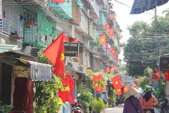 Ảnh: Ngắm một Sài Gòn yên bình trong sáng 30/4, mọi tuyến đường, góc phố phấp phới cờ hoa