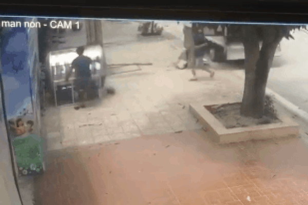 Clip: Đang đi bộ trên đường, người đàn ông ở Ấn Độ bị siết cổ, cướp túi xách-2