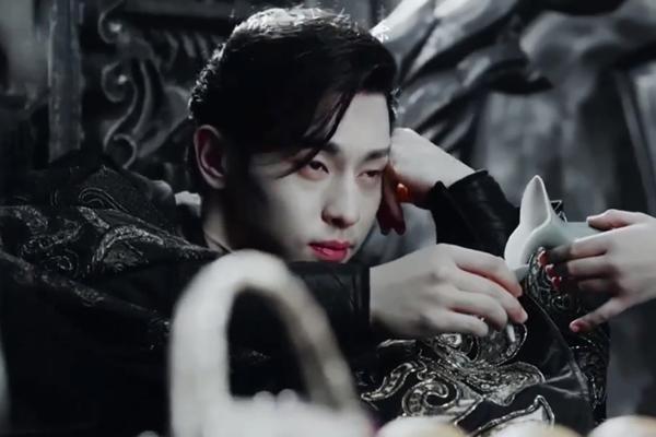 Vẻ đẹp ma mị mê hoặc của Tiêu Chiến, Đặng Luân và dàn nam thần khi hắc hóa-3