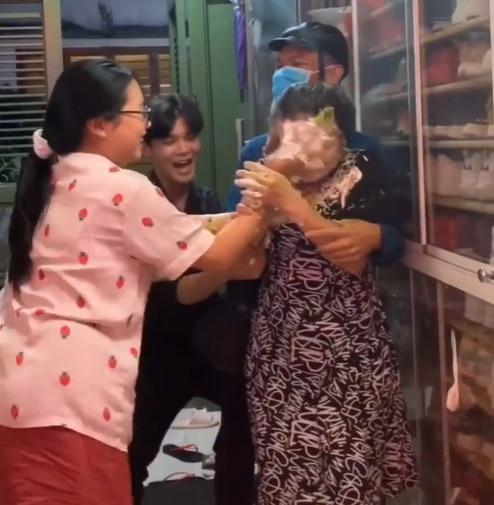Loạt sao Việt bị dân mạng chỉ trích vô lễ với bố mẹ-1