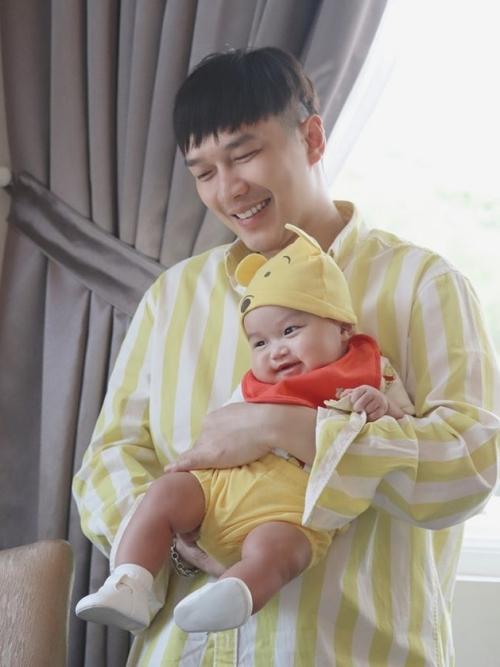Các ông bố Vbiz một mình nuôi con nhỏ-4