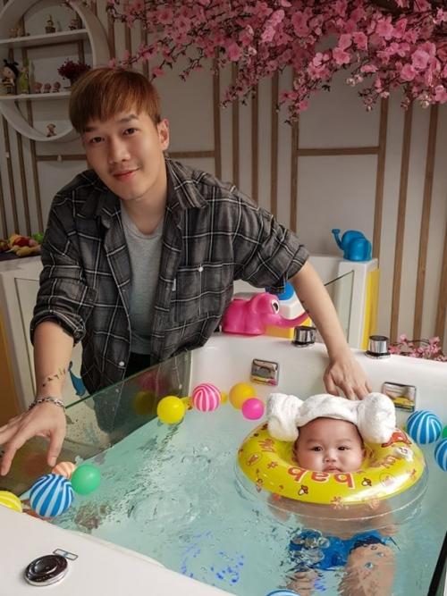 Các ông bố Vbiz một mình nuôi con nhỏ-5