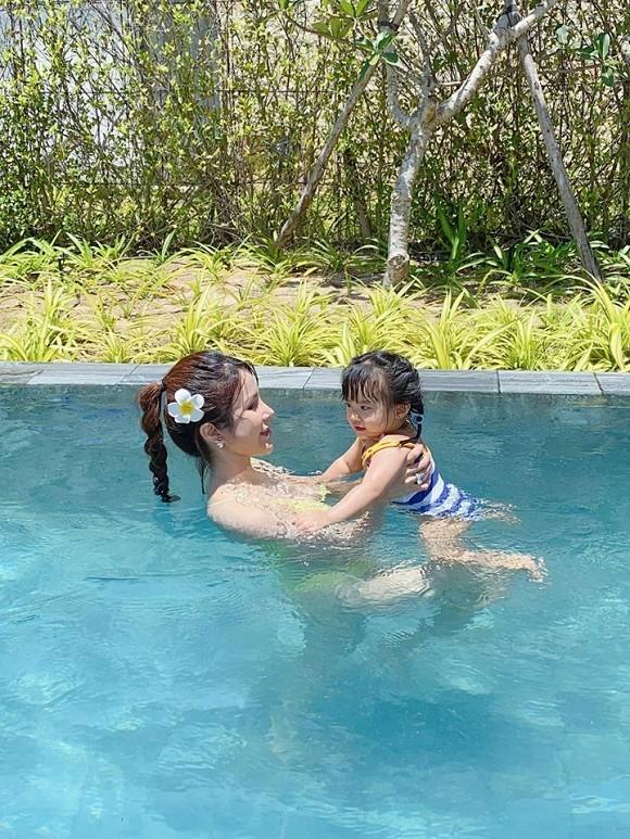 Mẹ hai con Diệp Lâm Anh diện bikini khoe dáng nuột, ai nhìn cũng mê-3