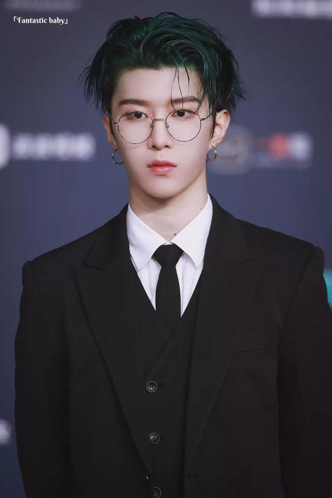 Vương Nhất Bác, Lý Hiện đọ vẻ nam tính khi diện vest đen-1