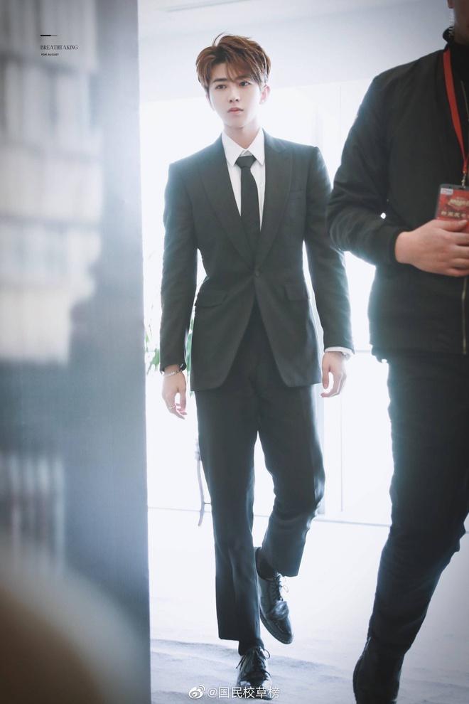 Vương Nhất Bác, Lý Hiện đọ vẻ nam tính khi diện vest đen-4