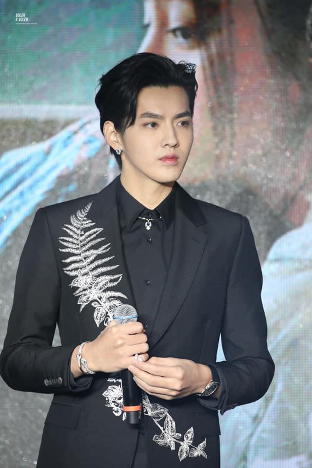 Vương Nhất Bác, Lý Hiện đọ vẻ nam tính khi diện vest đen-5