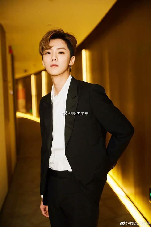 Vương Nhất Bác, Lý Hiện đọ vẻ nam tính khi diện vest đen-6