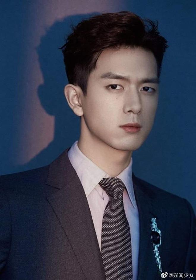 Vương Nhất Bác, Lý Hiện đọ vẻ nam tính khi diện vest đen-7