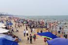 Hàng nghìn du khách tắm biển Sầm Sơn ngày nghỉ lễ