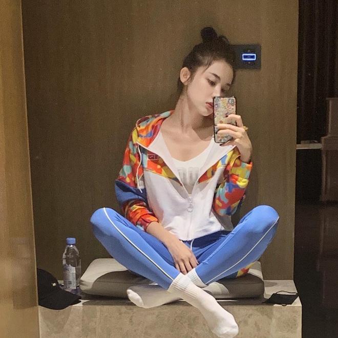 Mỹ nhân Tân Cương ở nhà vẫn xinh đẹp, ăn mặc sành điệu-6