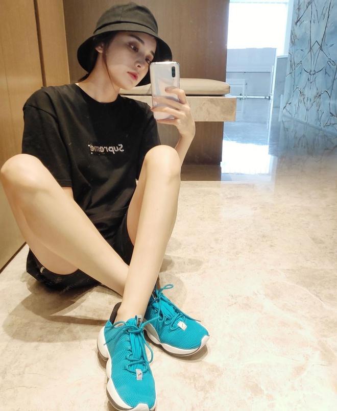 Mỹ nhân Tân Cương ở nhà vẫn xinh đẹp, ăn mặc sành điệu-7