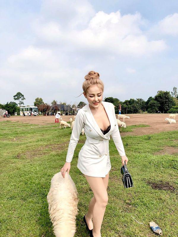 Lại đăng hình diện váy cô dâu với cổ khoét sâu hoắm, Ngân 98 hẳn muốn cưới lắm rồi!-12