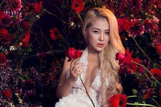 Lại đăng hình diện váy cô dâu với cổ khoét sâu hoắm, Ngân 98 hẳn muốn cưới lắm rồi!