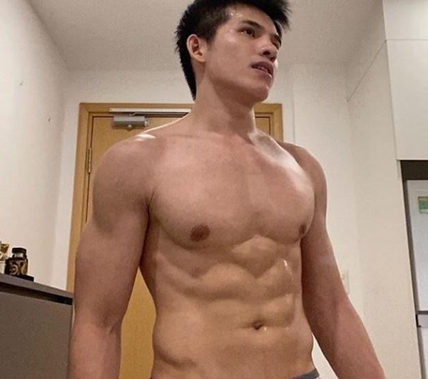 Quốc Thiên khoe body 6 múi và hỏi: 