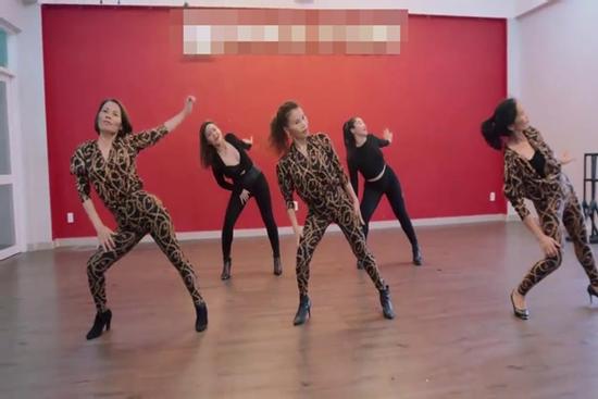 Mẹ và dì ruột Hồ Ngọc Hà hơn 60 tuổi mà nhảy sexy không kém con gái