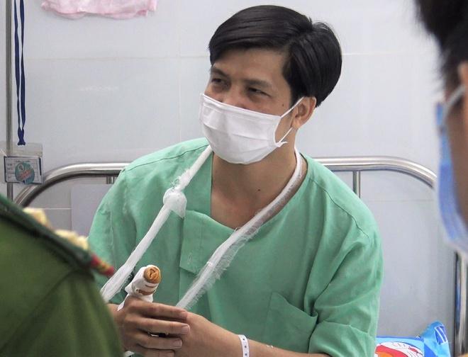 31 lính cứu hỏa bị axit văng vào người, mắt trong vụ cháy khu chế xuất-2