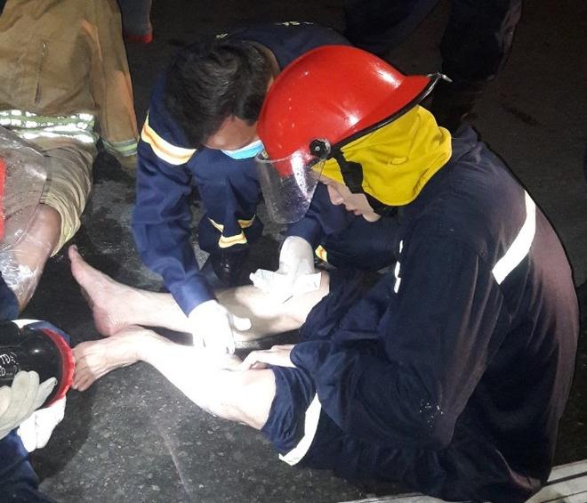 31 lính cứu hỏa bị axit văng vào người, mắt trong vụ cháy khu chế xuất-3