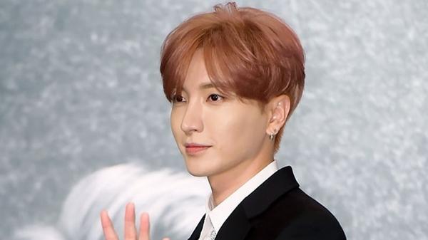 Lee Teuk (Super Junior): Theo TMI News, trưởng nhóm Super Junior sở hữu căn hộ thuộc khu chung cư cao cấp Seoul Forest Trimage. Lee Teuk chọn màu trắng là màu chủ đạo cho căn hộ có 3 phòng ngủ, 2 phòng tắm. Nơi ở của nam ca sĩ có tổng diện tích 185,82 m2, trị giá hơn 3,5 triệu USD.