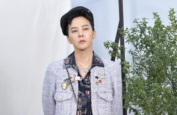 G-Dragon (Big Bang): Đứng ở vị trí thứ 3 theo xếp hạng của TMI News là G-Dragon. Căn hộ của nam ca sĩ có giá xấp xỉ 2,7 triệu USD tọa lạc ở khu Seongsu-dong. Trang này cho biết nếu tính các tác phẩm nghệ thuật quý hiếm trong nhà của G-Dragon thì tổng giá trị có thể lên đến 5 triệu USD.