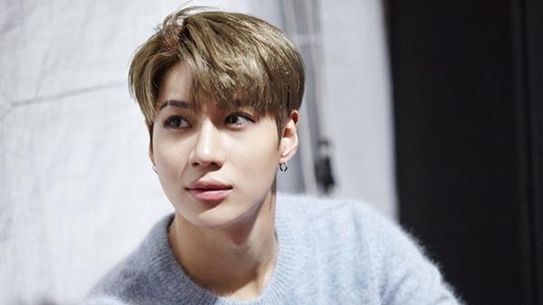 Taemin (SHINee): Nghệ sĩ đa tài của nhà SM Entertainment sở hữu căn biệt thự ở Cheongdam. TMI News ví ngôi nhà của Taemin như tòa lâu đài có kiến trúc châu Âu nằm giữa Seoul. Anh còn bố trí thang máy ở trong nhà để tiện di chuyển.