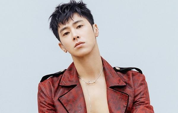 Yunho (TVXQ): Sau nhiều năm hoạt động, Yunho đã tích lũy và mua được căn hộ cao cấp có giá trị 2,3 triệu USD ở Seocho-dong, Seoul. Căn hộ của nam ca sĩ gồm 5 phòng ngủ, 3 phòng tắm và không gian sinh hoạt chung. Thành viên TVXQ trang trí nơi ở theo hơi hướm cổ điển, giản dị.