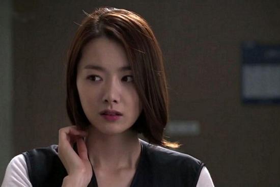 Bị sai đi rửa bát, bạn gái vờ nghe lời rồi ném cả vào thùng rác, câu nói của cô ấy khiến ai nấy tím mặt