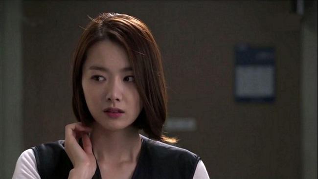 Bị sai đi rửa bát, bạn gái vờ nghe lời rồi ném cả vào thùng rác, câu nói của cô ấy khiến ai nấy tím mặt-1